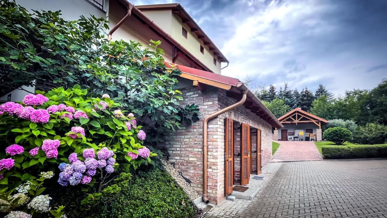 Ozkut Apartmanhaz Olmod Bagian luar foto